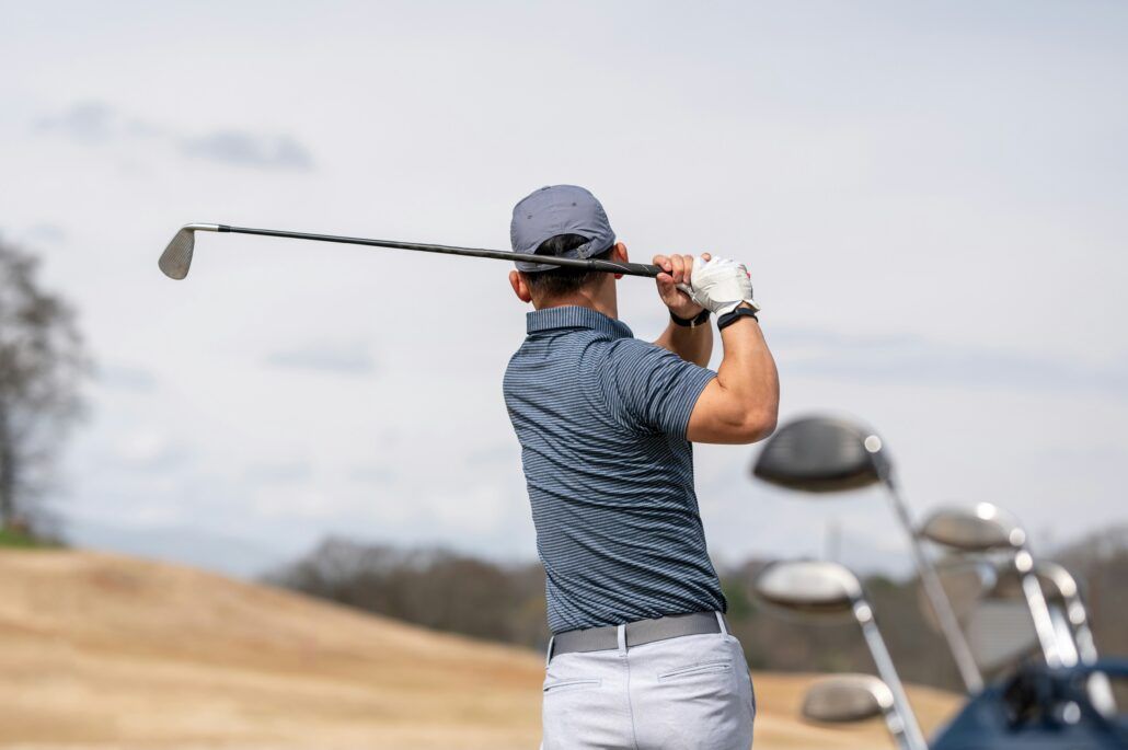 Golfista odpaľuje loptičku a vykonáva opakovaný pohyb a mechanické zaťaženie pri športe, ktoré môže viesť k zápalu šliach.