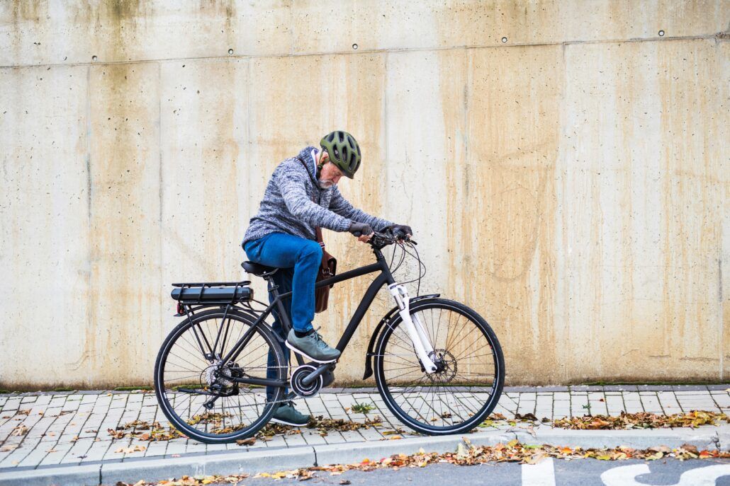 Starší muž je na bicykli a snaží sa do svojho režimu zakomponovať fyzickú aktivitu, ktoré je potrebná pre spomalenie andropauzy.