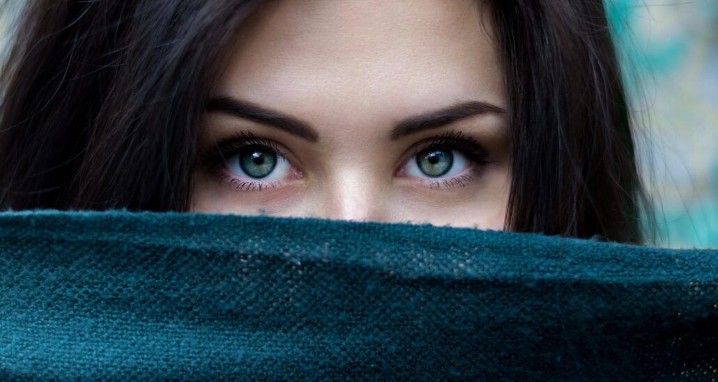 Zdravie očí - ženská tvár zahalená šatkou